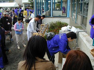 使った食器は自分で洗います