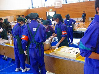 中学生スタッフの配膳作業